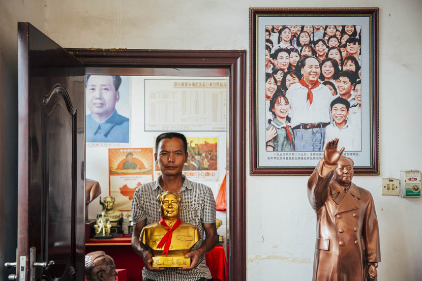 Tian Yongjun holds a golden bust of Mao in Shaoshan, Sept. 16, 2015. Xu Xiaolin/Sixth Tone