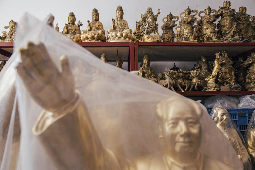 Statues of Buddha and Mao in Shaoshan, Sept. 16, 2015. Xu Xiaolin/Sixth Tone