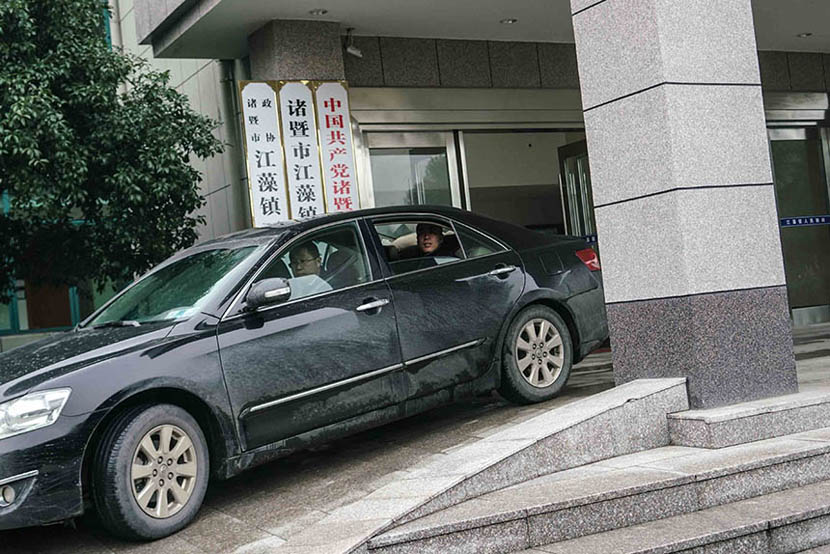Ye Zhaohui leaves a local government office after meeting with officials to talk about his business in Zhuji, Dec. 23, 2015. Chen Ronghui/Sixth Tone