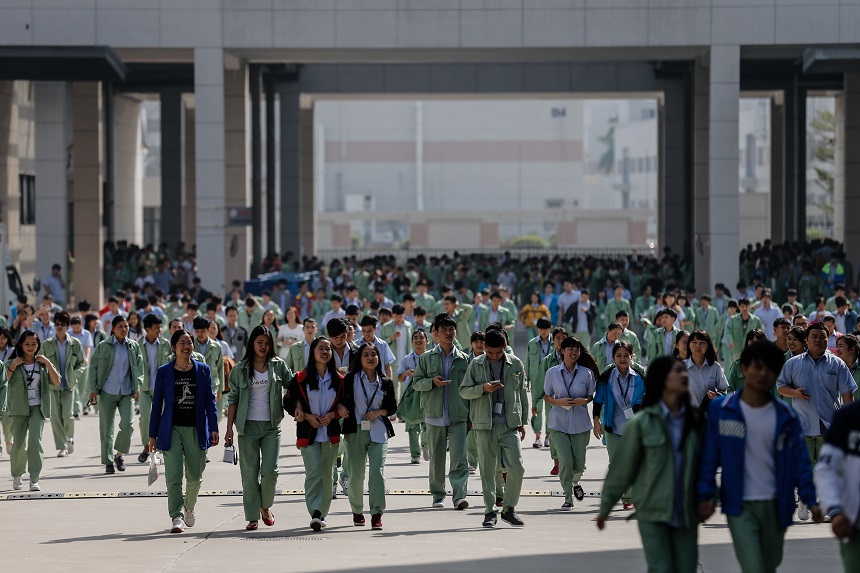 Young workers leave the factory after their shift at Gionee Industrial Park in Dongguan, Dec. 24, 2015. Liu Xingzhe/Sixth Tone