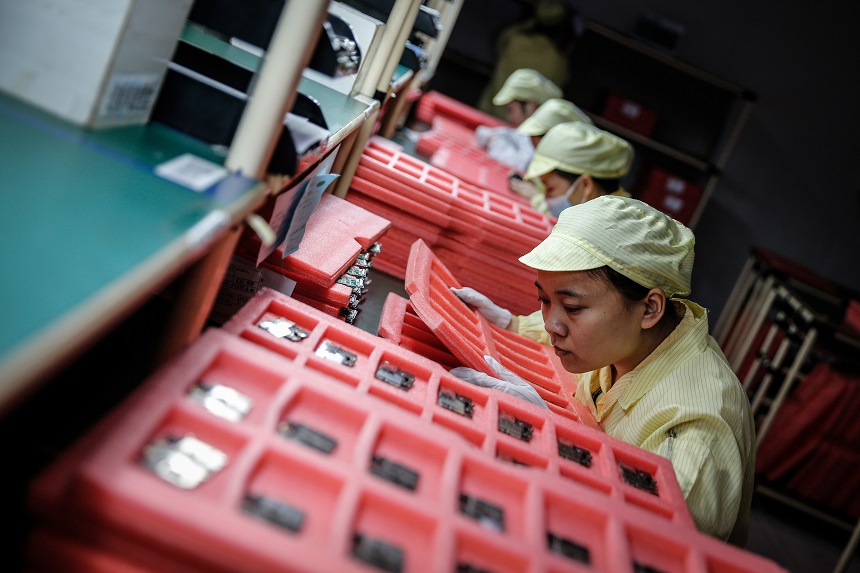 Liu Xiuzhen inspects motherboards at Gionee Industrial Park in Dongguan, Dec. 24, 2015. Liu Xingzhe/Sixth Tone