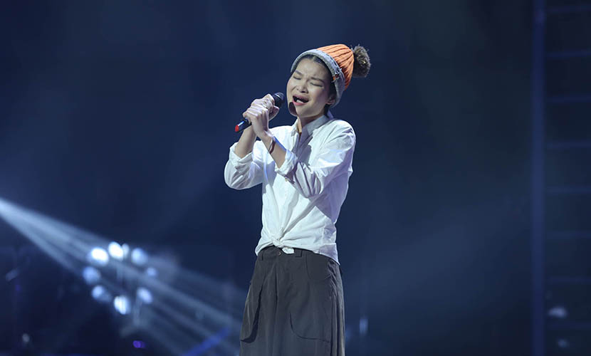 Su Yunying performs original song ‘Ye Zi’ in the second season of ‘Sing My Song.’ Beijing, Jan. 7, 2015. VCG