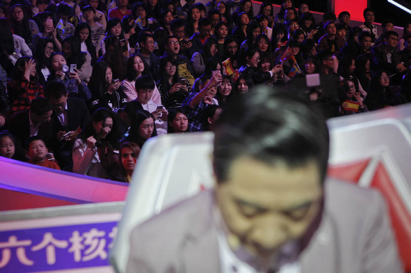The audience is visible behind Zhang Zhaozhong during filming of ‘The Brain,’ Nanjing, Jiangsu province, March 6, 2016. Gao Zheng/Sixth Tone
