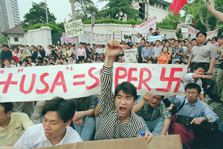 Students and workers protest the killing of Chinese nationals in Yugoslavia in front of the U.S. Consulate in Shanghai, May 1999. Yu Wenguo/VCG