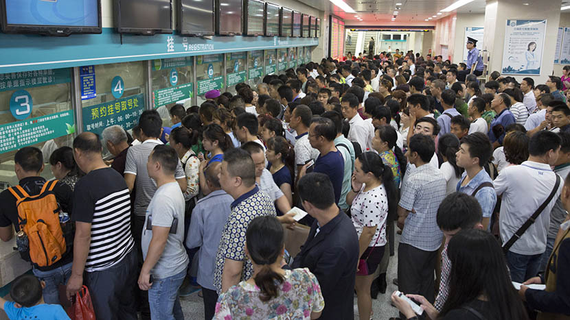 People crowd the outpatient service registration center at Zhengzhou First, China’s largest hospital, in Zhengzhou, Henan province, June 28, 2015. Xu Xiaolin/Sixth Tone 