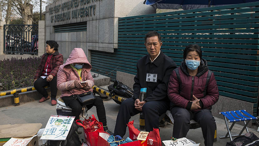  A group of inpatient ‘health carers’ offer their services outside the hospital, in Zhengzhou, Henan province, March 25, 2016. Private caregivers make between 130 and 160 yuan per day. Wu Yue/Sixth Tone