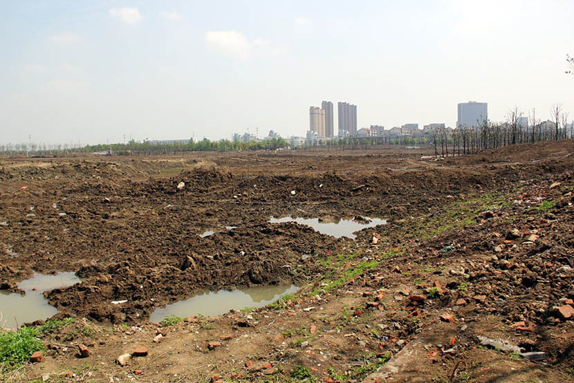 A view of the toxic site which used to be a chemical factory next to the new campus of Changzhou Foreign Languages School in Changzhou, Jiangsu province, April 18, 2016. IC