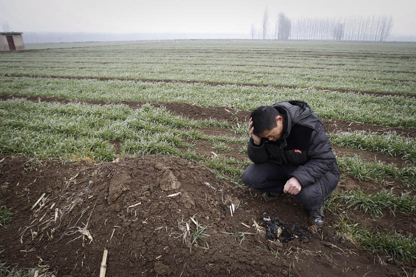 He Jingyun mourns his late son He Xiwen on a farm in Jining, Shandong province, Jan. 7, 2016. Gao Zheng/Sixth Tone