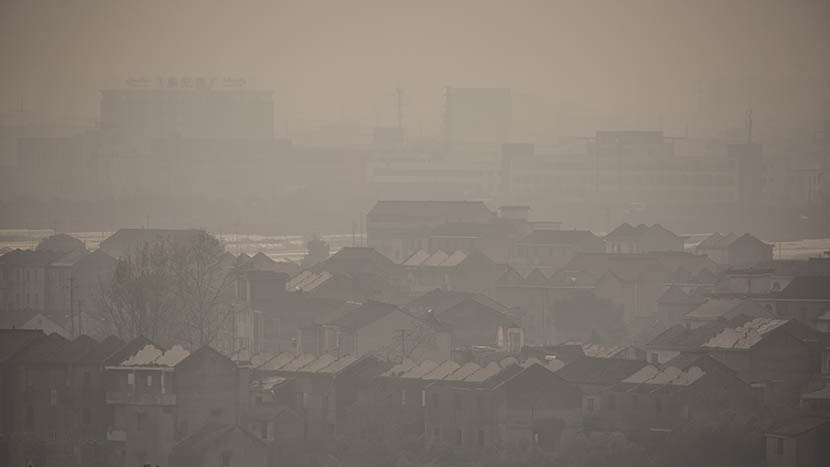 A thick pall of smog engulfs Sanjiang Village, Shaoxing, Zhejiang province, Dec. 12, 2015. Chen Ronghui/Sixth Tone