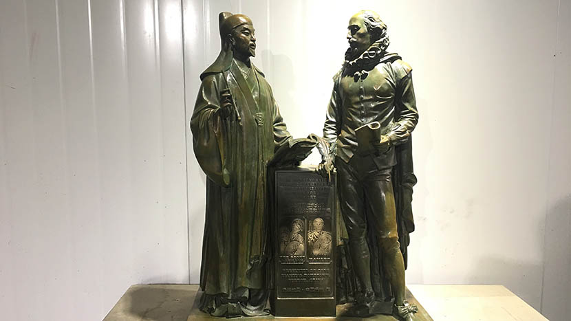 One of two commemorative statues depicting Tang and Shakespeare standing side by side, Hangzhou, April 14, 2016. Courtesy of Publicity Department of the Fuzhou Municipal Government