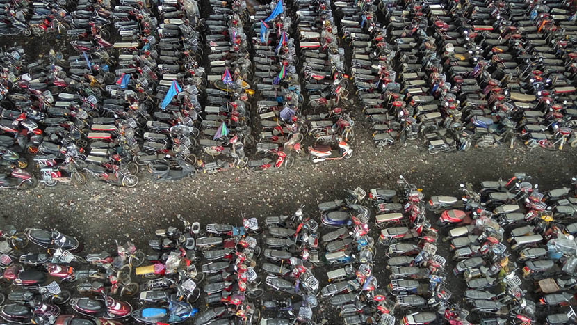 Aerial view of rows of seized e-bikes and motorcycles in a parking lot in Shenzhen, Guangdong province, April 5, 2016. IC
