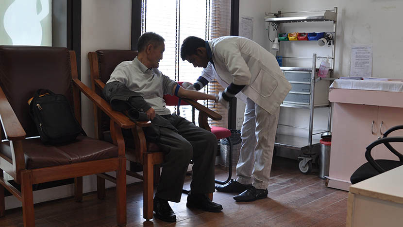 One member of the medical tourist group receive a blood test at a private clinic in Delhi, India, Jan. 11, 2016. Courtesy of Xie Heying