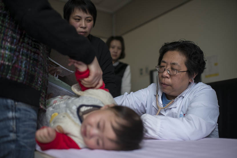 Dr. Yu Huiju examines a patient at Xin Hua Hospital in Shanghai, April 4, 2016. Wu Yue/Sixth Tone