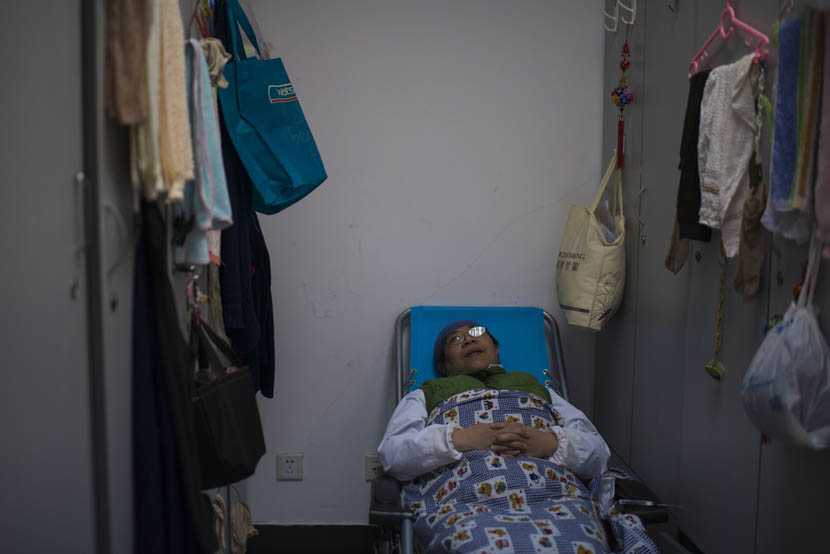 Dr. Yu Huiju rests on a reclining chair at Xin Hua Hospital in Shanghai, April 4, 2016. Wu Yue/Sixth Tone