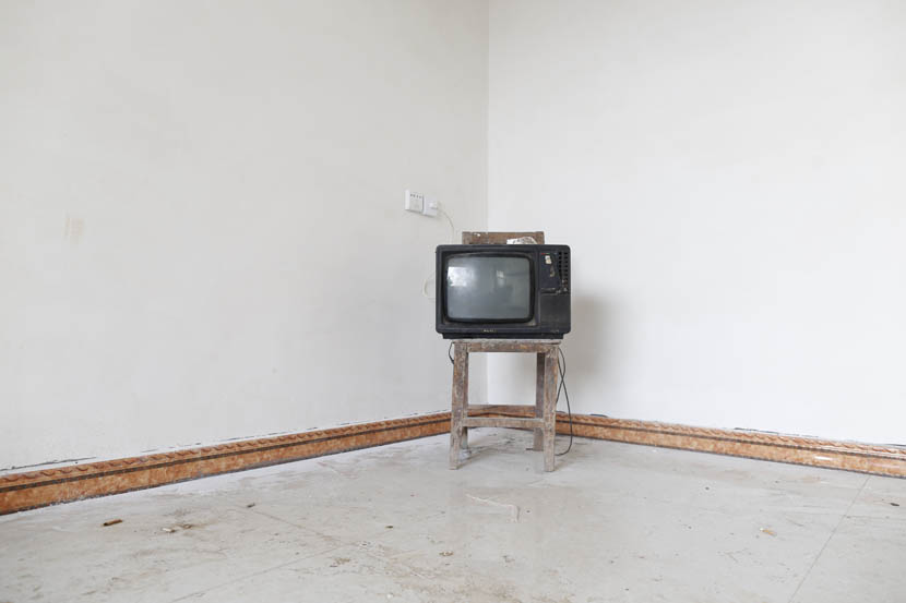 The 14-inch TV Zhou Cunnian bought with the 1,400 yuan he made from selling his blood, Wenlou Village, Shangcai County, Henan province, Nov. 24, 2015. Xu Haifeng/Sixth Tone