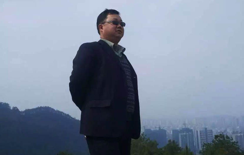 Hong Sheng poses for a photo. From The Beijing News’ official Wechat account.