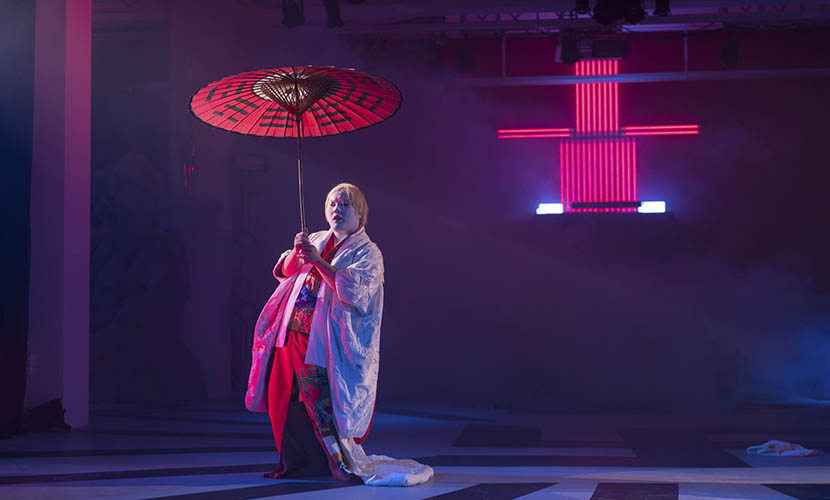 A stage photo of performance piece ‘Ishvara’ during the opening of Chen Tianzhou’s solo exhibition in Beijing, June 8, 2016. Zhuang Yan for Sixth Tone