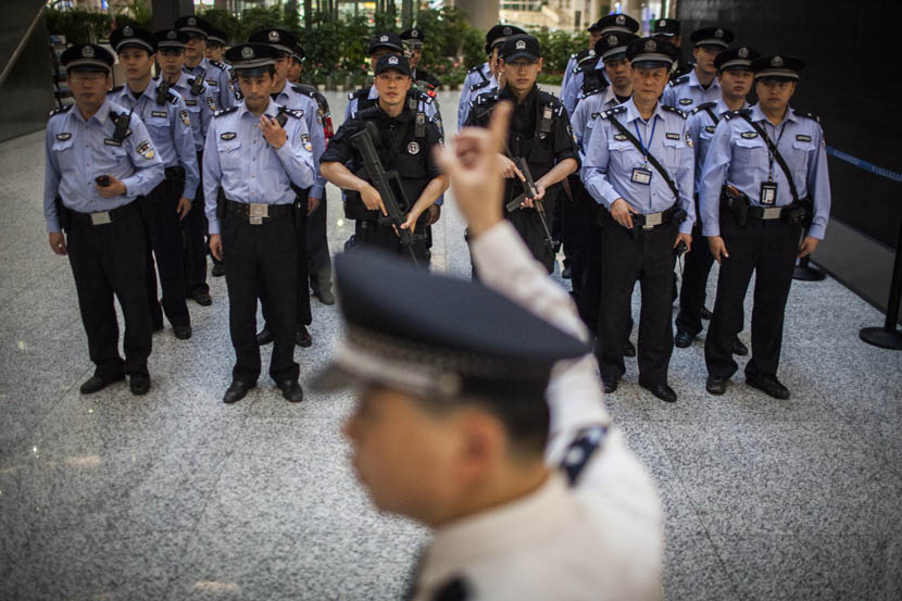 Armed police receive orders from a commander office at Shanghai Hongqiao International Airport, May 14, 2014. Kou Cong/Sixth Tone