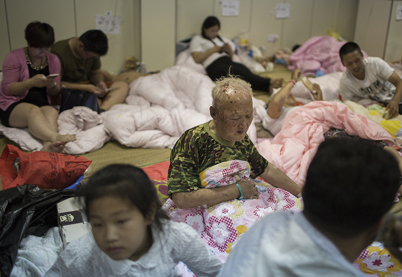 Liu Zhishan, center, 78, rests in the recovery room of Funing People’s Hospital, Funing County, Yancheng City, Jiangsu province, June 24, 2016. Wu Yue/Sixth Tone