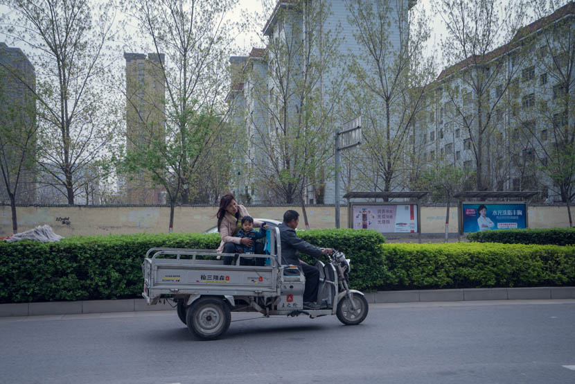 Zhang Chunfa, Sophorn, and their son on the way to a warehouse in Zhengzhou, Henan province, March 29, 2016. Cong Yan for Sixth Tone