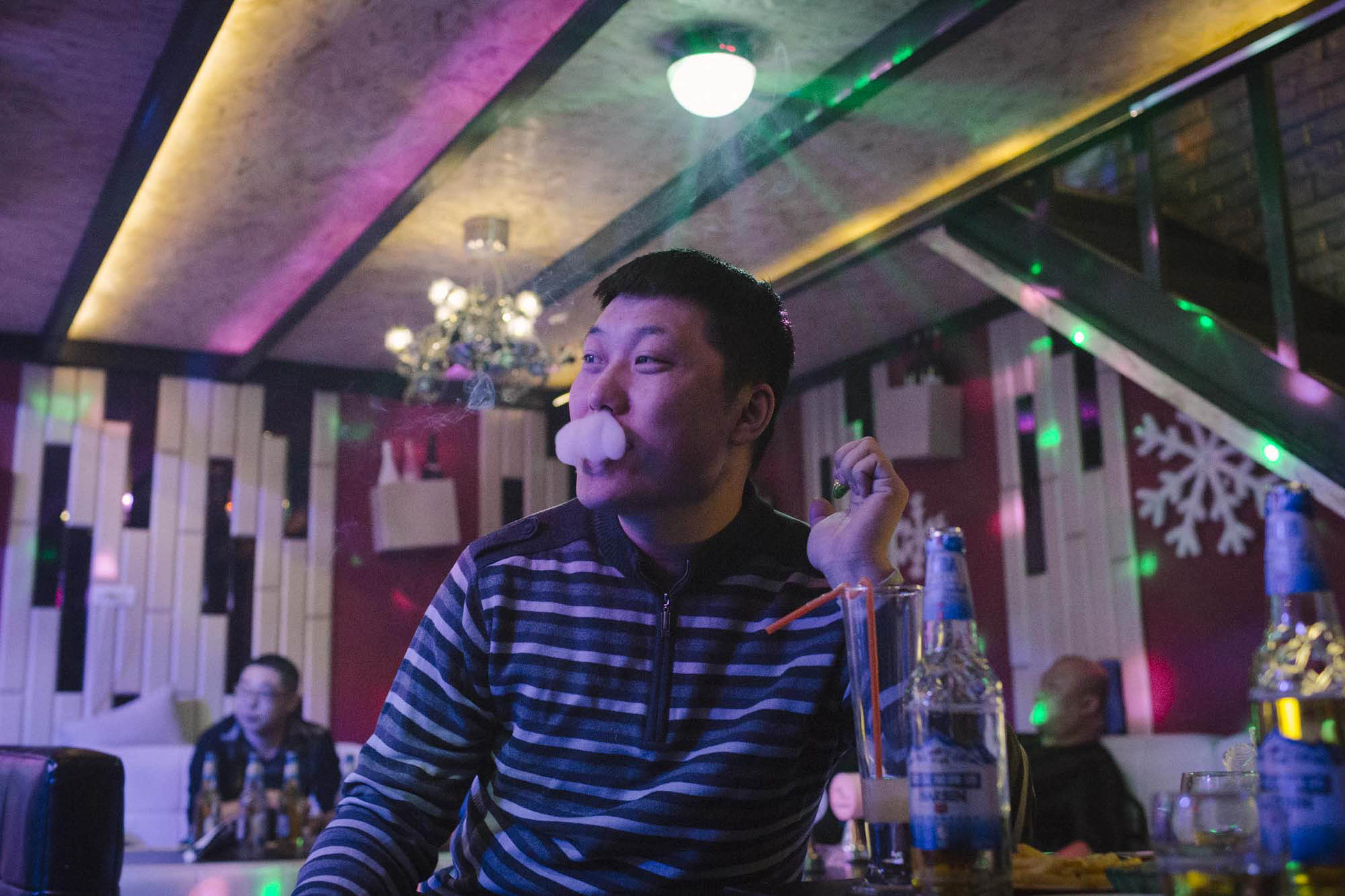 Xia Yan is treated to drinks by friends at one of Shuangyashan’s bars, Jan. 16, 2016. Both Xia’s income and circle of friends have diminished drastically since he lost his lucrative job procuring mining machinery. Zhou Pinglang/Sixth Tone