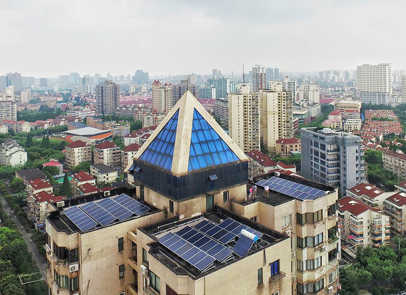 Solar panels are seen on the rooftop of the Changgao apartment complex in Shanghai, July 18, 2016. Liang Yan/Sixth Tone