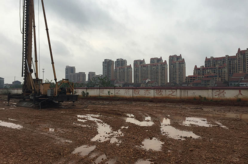 The construction site of nursing home Yitianyuan’s expansion project in Li County, Changde City, Hunan province, July 2016. Zhao Meng/Sixth Tone