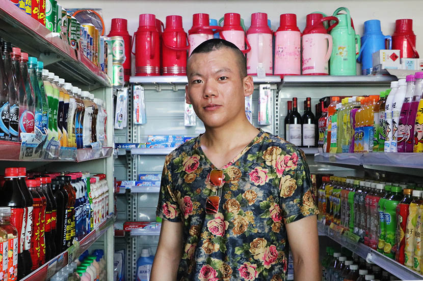 Liu Kai poses at a supermarket in Changzhou, Jiangsu province, July 20, 2016. Yin Yijun/Sixth Tone