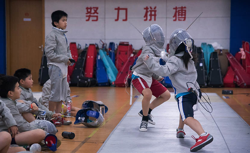 Children practice fencing at the Wang Lei International Fencing Club in Shanghai, Aug. 3, 2016. Zhou Yinan/Sixth Tone