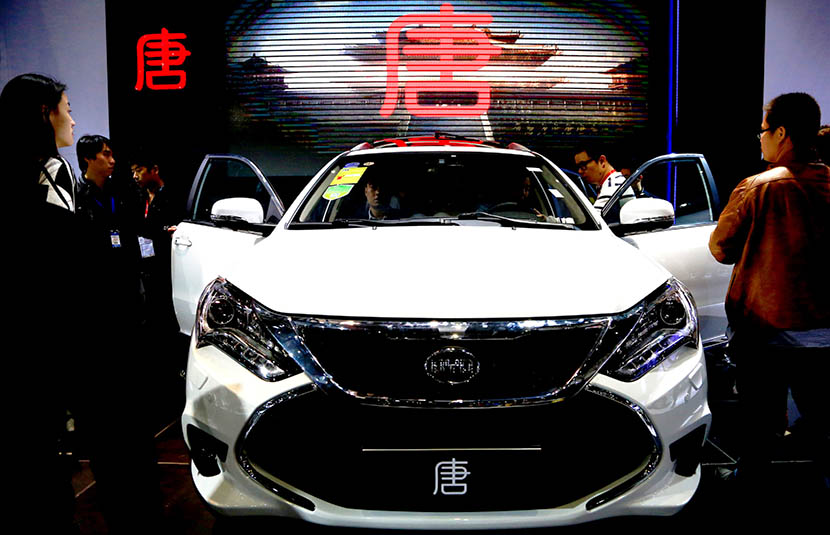 Guests at the 17th China International Industry Fair inspect a BYD Tang hybrid SUV, Shanghai, Nov. 4, 2015. Zhou Junxiang/IC