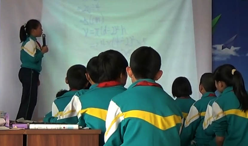 A screenshot from a ‘san yi san tan’ demo class video shows a student giving a presentation to her peers at Fanshan Primary School in Zhuolu County, Hebei province, 2015. From the official website of the county’s education bureau.