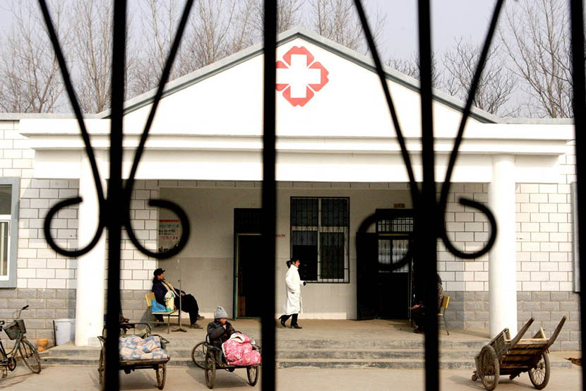 A public health clinic in Wenlou Village, Henan province, Jan. 15, 2005. Of the village’s 3,000 inhabitants, more than 900 contracted HIV. An Guangxi/Sixth Tone