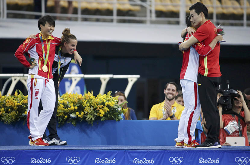 He Zi receives a marriage proposal from fellow Olympic diver Qin Kai moments after she was presented with a silver medal, Rio de Janeiro, Brazil, Aug. 14, 2016. Marcos Brindicci/Reuters
