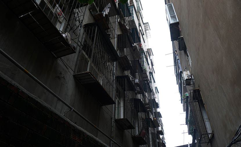 Low-rise concrete apartment blocks built in the 1980s are a common sight in Xiaogan, Hubei province, Aug. 4, 2016. Feng Jiayun/Sixth Tone