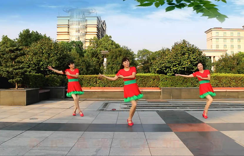 A screenshot from an instructional video shows three women dancing in a plaza. From Tangdou.com
