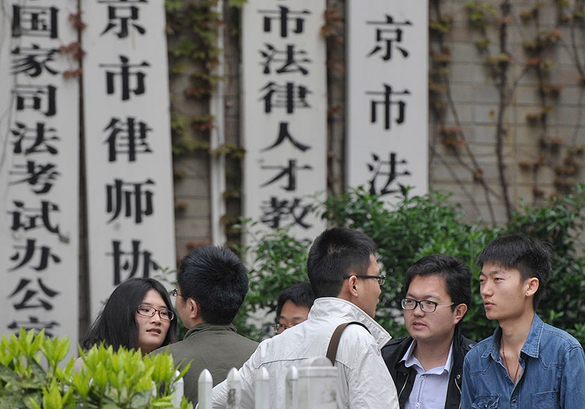 Candidates wait to begin training courses for the National Judicial Examination in Nanjing, Jiangsu province, April 13, 2013. An Xin/VCG