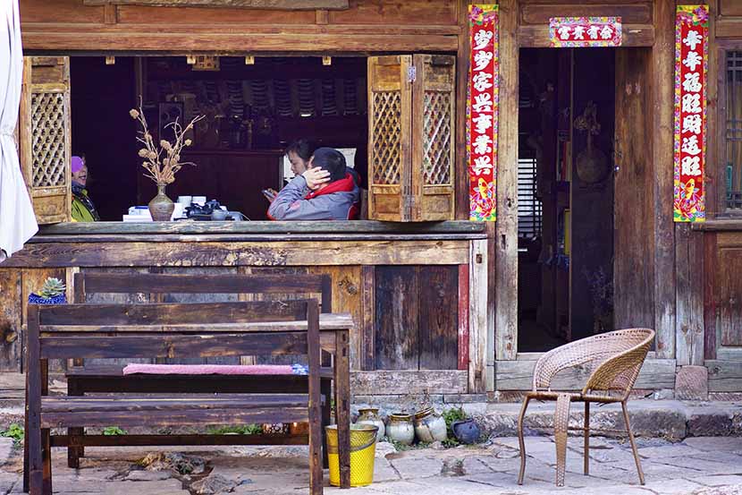 Tourists sit at a café in Dali, Yunnan province, Feb. 3, 2016. VCG
