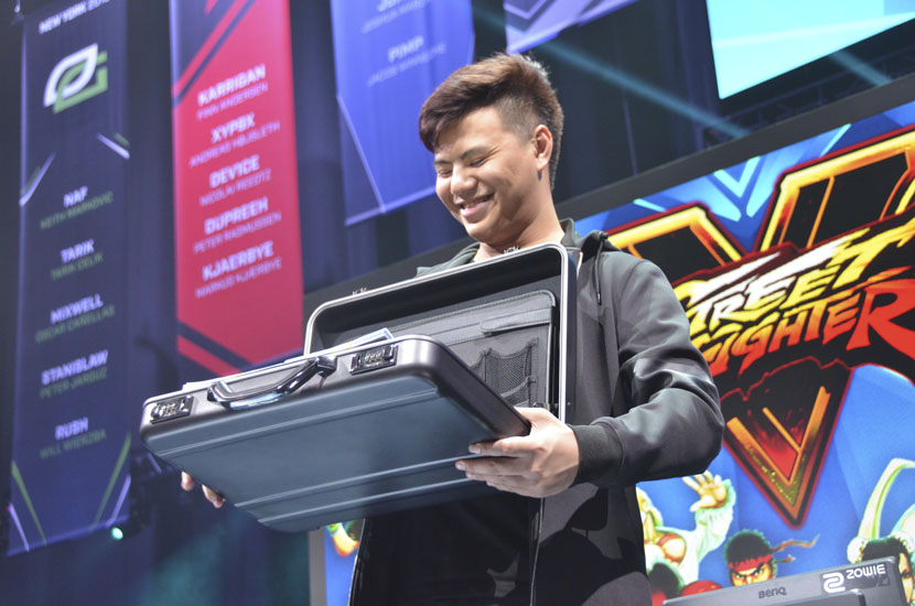 Zeng Zhuojun holds his prize — a briefcase containing $30,000 — after winning the grand final of the Brooklyn Beatdown competition in New York, Oct. 2, 2016. Feng Jiayun for Sixth Tone