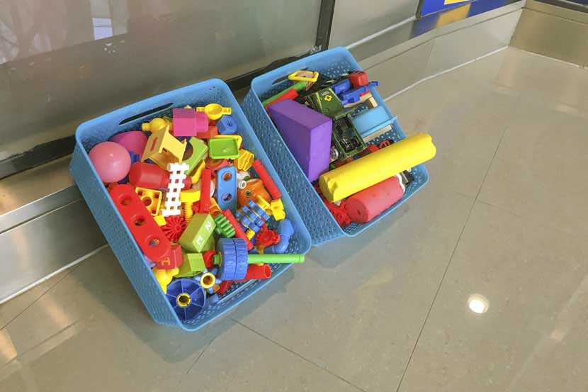 Toys dry after being cleaned at the entrance of a day care center in Shanghai, April 24, 2017. Ni Dandan/Sixth Tone