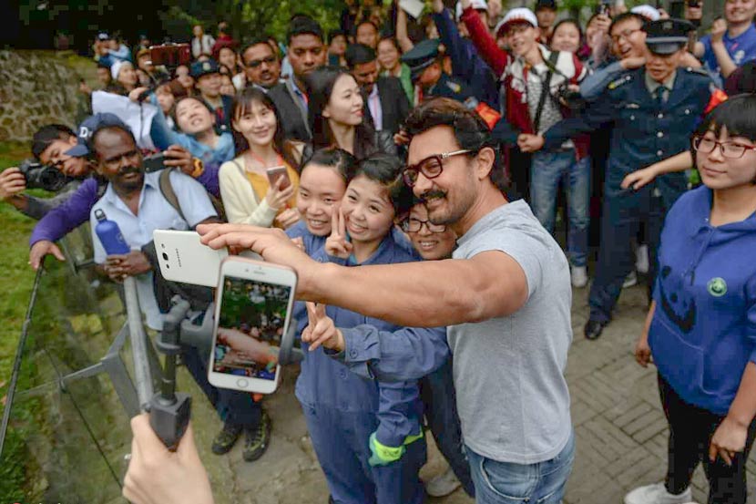 Actor Aamir Khan takes selfie with fans in Chengdu, Sichuan province, April 20, 2017. Chengdu Business Daily/IC