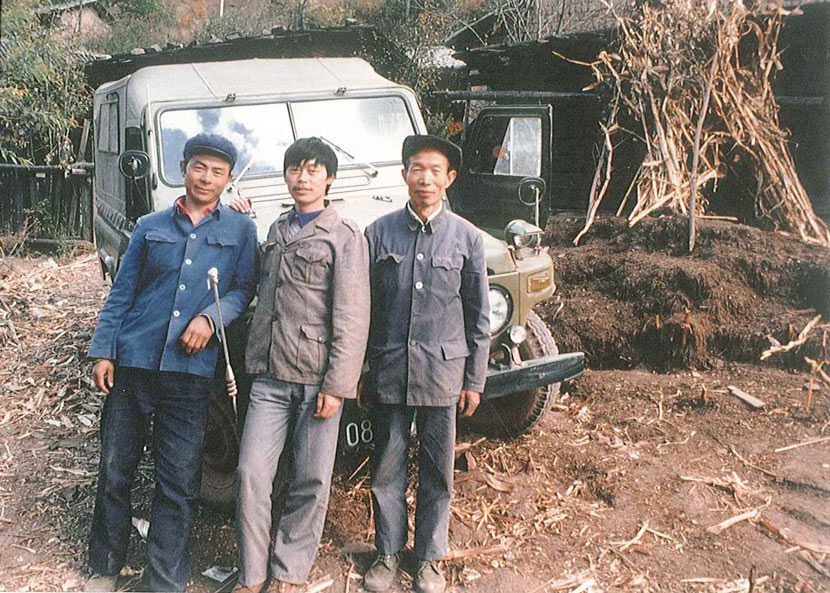 From left to right: Zhang Zhiming, Long Yongcheng, and a colleague pose for a photo during a research trip in Yunnan province, 1989. Courtesy of Long Yongcheng