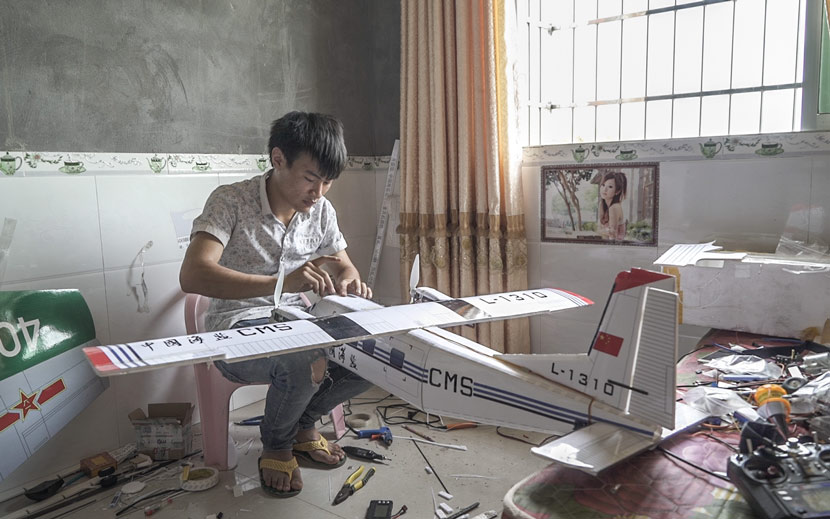 Hu Bo assembles a model Y-12, a Chinese utility aircraft, at his home in Dazu County, Chongqing, May 16, 2017. Wu Yue/Sixth Tone