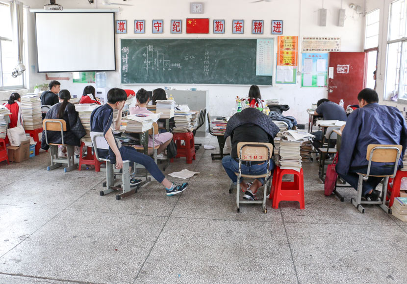 Students in the non-advanced academic track sit in class in Guanzhuang Township, Hunan province, May 17, 2017. Cai Yiwen/Sixth Tone