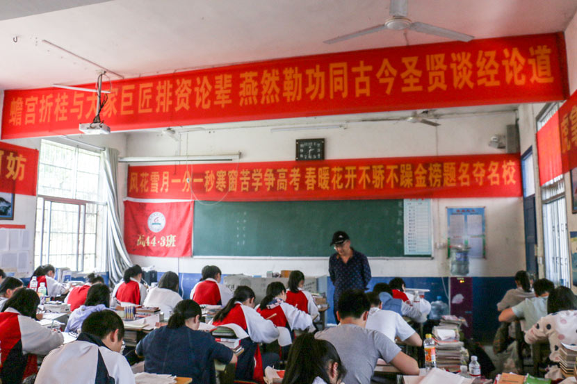 Students during a class at Yuanling No. 6 High School in Guanzhuang Township, Hunan province, May 17, 2017. Cai Yiwen/Sixth Tone