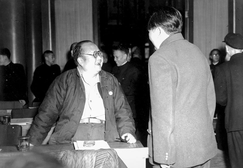 Sociologist Pan Guangdan talks to Mao Zedong during a break in a meeting at the Chinese People’s Political Consultative Conference being held in Beijing, Oct. 23, 1951. Courtesy of ‘Old Photos’