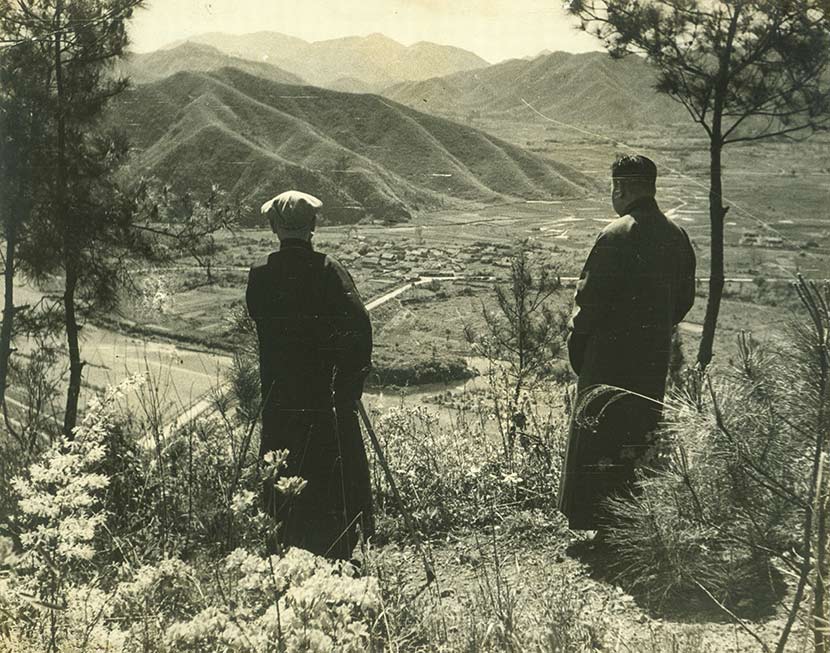 Chiang Kai-shek (left) and Chiang Ching-kuo look into distance in Fenghua, Zhejiang province, 1949. Courtesy of ‘Old Photos’