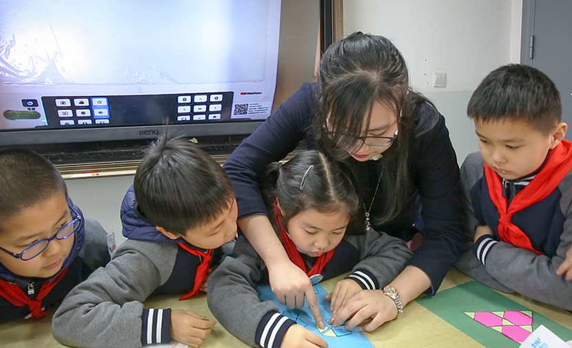 Chen Yiyi teaches students geometry at Cao Guangbiao Primary School in Shanghai, March 22, 2018. Shi Yangkun/Sixth Tone