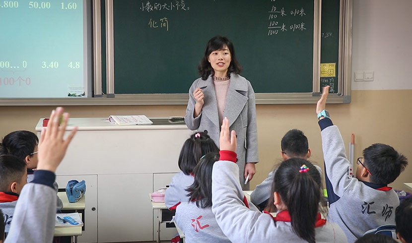Gu Rongting teaches a math class at Huishi Primary School in Shanghai, March 23, 2018. Shi Yangkun/Sixth Tone