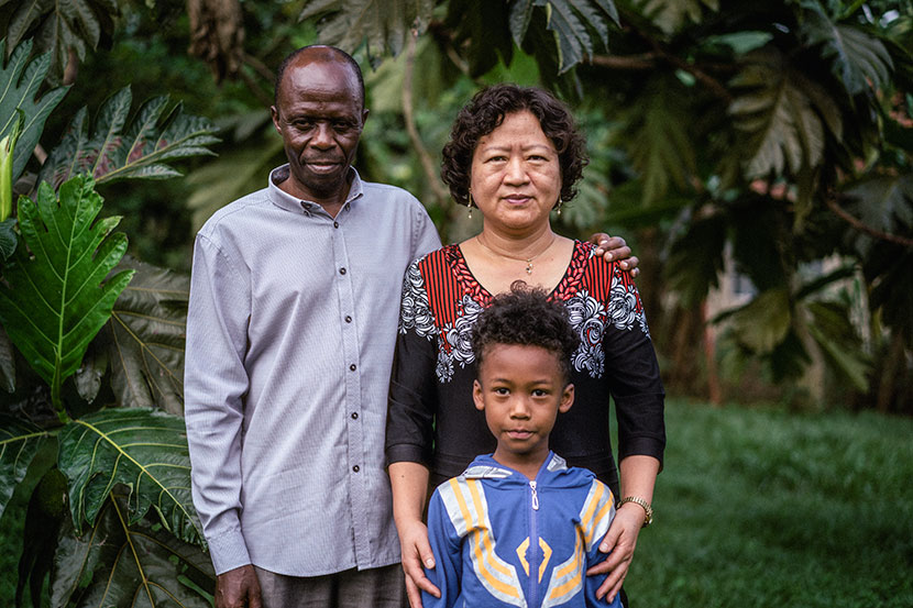 Elly Amani Gamukama (left), Yuan Zhongshun, and their son pose for a photo in Entebbe, Uganda, March 24, 2018. Hannah Reyes Morales for Sixth Tone