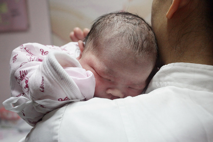 A baby born from a frozen egg sleeps at a hospital in Xi’an, Shaanxi province, Nov. 4, 2011. VCG